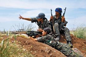 Oddział bojowniczek kurdyjskich podczas ćwiczeń.