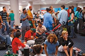 Opóźnione loty, chaos, pasażerowie koczujący na lotniskach - to dzisiaj norma.