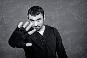 Za intrygujące połączenie duchowości z aktywizmem, konserwatyzmu z otwartością i prowincjonalizmu z europejskością. Za nadanie całkiem nowego sensu terminowi „sztuka wiejska”. Laureatem Paszportów POLITYKI 2016 w kategorii Sztuki wizualne został Daniel Rycharski. Więcej o laureacie przeczytasz tutaj.Partner kategorii Sztuki Wizualne – Kulczyk Investments