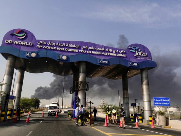 Kłęby dymu z portu Jebel Ali w Zjednoczonych Emiratach Arabskich po irańskim ataku. 1 marca 2026 r.