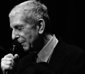 Leonard Cohen 21 września 1934 w Montrealu – 7 listopada 2016). Kanadyjski piosenkarz, poeta i pisarz.