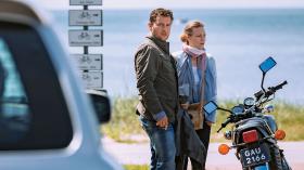 Wojciech Zieliński jako komisarz Nowiński i Magdalena Boczarska jako prawniczka w toczącym się na Helu serialu „Zbrodnia”