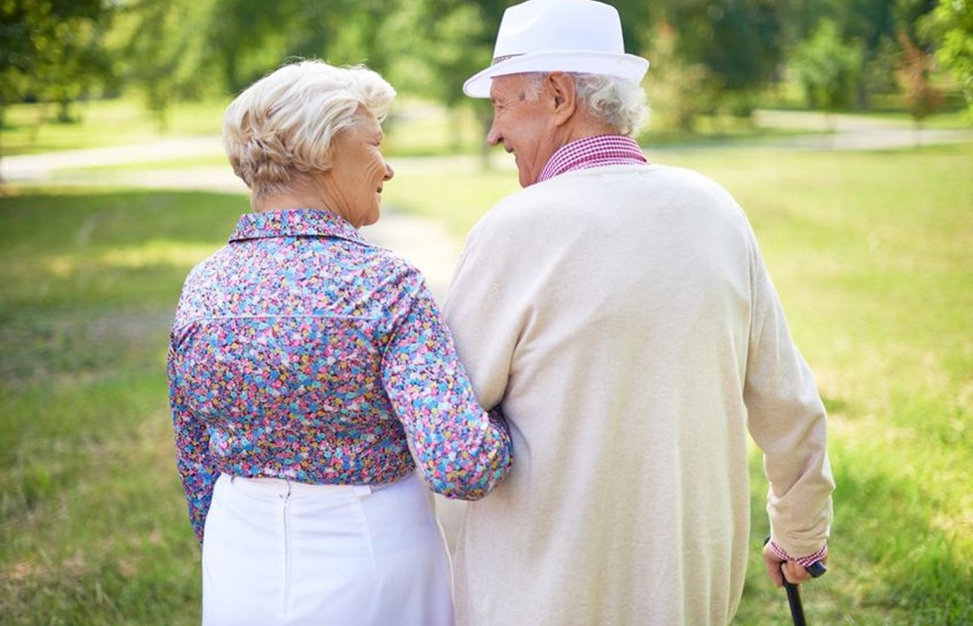 W Polsce ponad milion par dożywa późnej starości we dwoje. Część z nich razem się stąd zbiera.