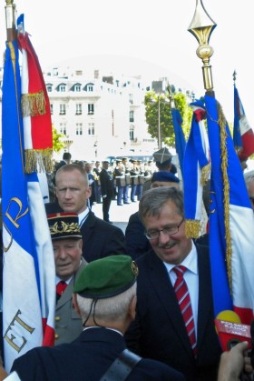 ...oraz polskimi i francuskimi kombatantami pod paryskim Łukiem Triumfalnym.