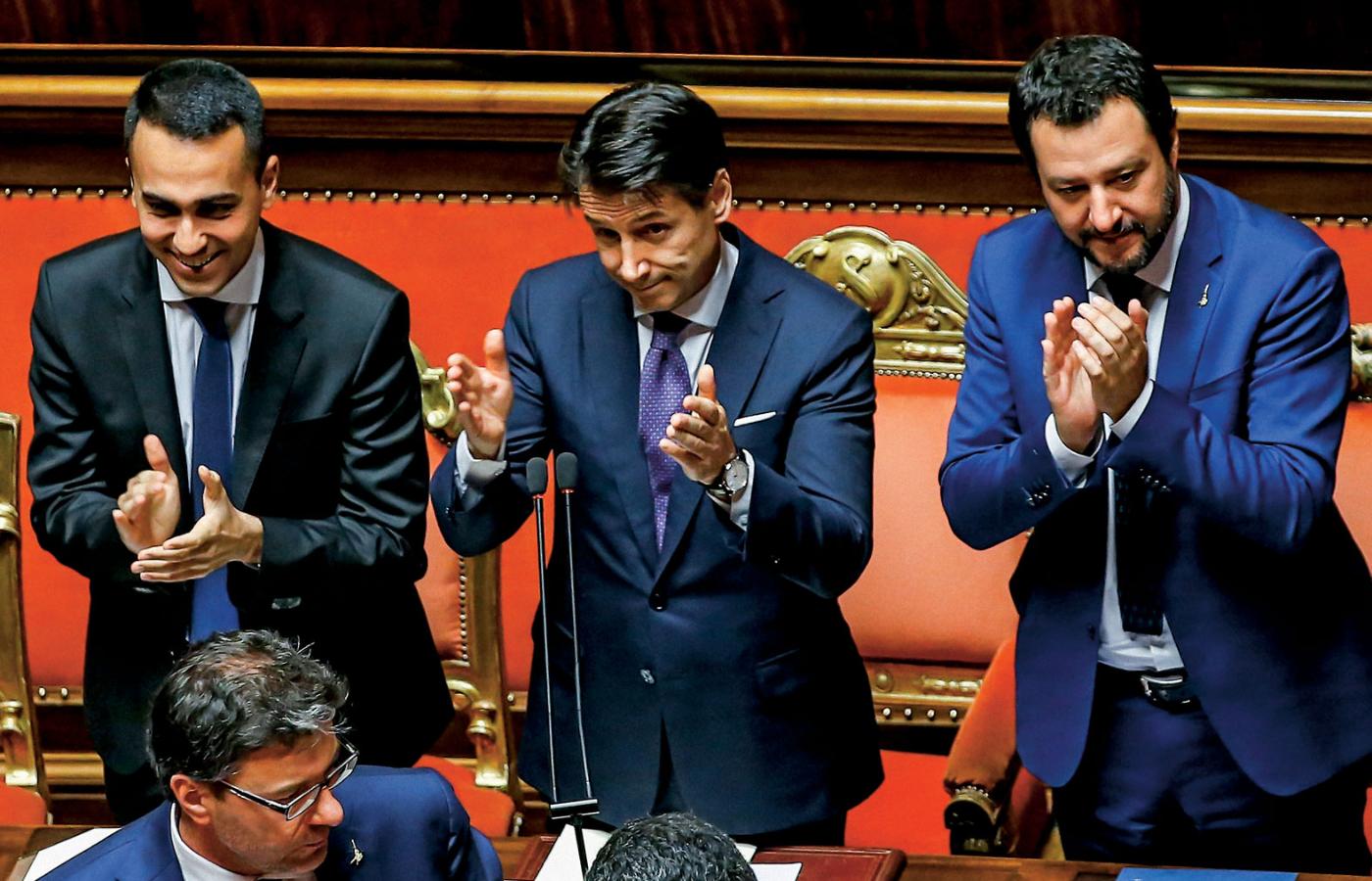 Od lewej: wicepremier Luigi Di Maio, premier Giuseppe Conte, wicepremier Matteo Salvini. To ten ostatni jest już dziś nową twarzą Włoch.