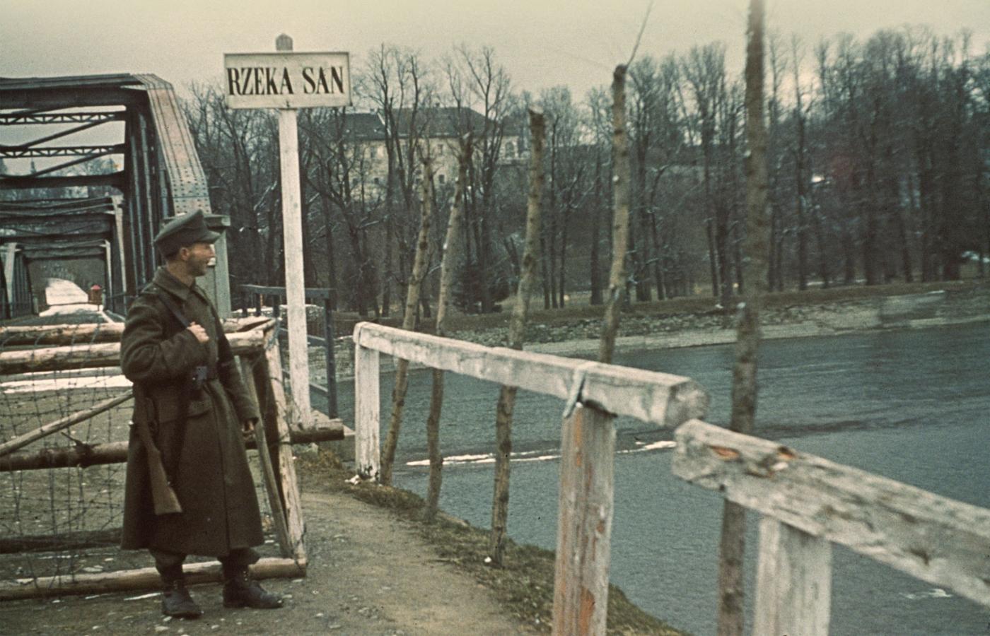 Niemiecki posterunek przy moście na Sanie w Przemyślu, 1941 r. Do czerwca 1941 r. rzeką biegła granica między III Rzeszą i ZSRR, zarazem według ukraińskich nacjonalistów właśnie na Sanie powinna opierać się zachodnia granica Ukrainy („Lachy za San”).
