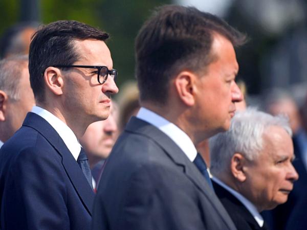 Od prawej: Jarosław Kaczyński, Mariusz Błaszczak i Mateusz Morawiecki. Miesięcznica smoleńska, 10 czerwca 2022 r.