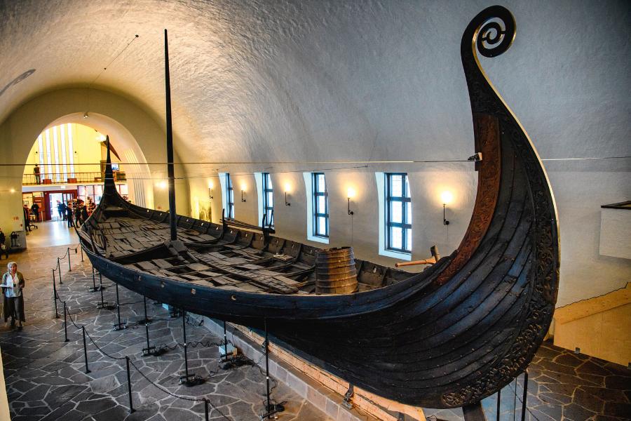 Okręty wikingów – langskipy – budowano z dębowego drewna.
