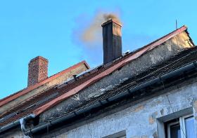 Dym z komina po spalaniu węgla