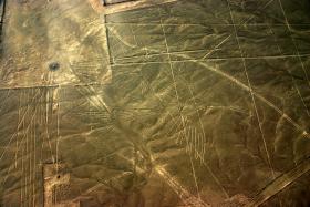 Rysunki z Nazca. Gigantyczne linie i rysunki naziemne znajdujące się na pustyni Nazca i Pampas de Jumana w Peru. Oglądane z góry tworzą wizerunki m.in. 40-metrowego pająka, kondora o przekroju 120 metrów, kolibra, orki i małpy. Rozmiary konstrukcji dziwią tym bardziej, że tworzący je między III wiekiem p.n.e. a IX n.e. Indianie Nazca nie mogli obejrzeć swoich dzieł z perspektywy lotu ptaka. Mimo to precyzja rysunków jest zaskakująca, a cel ich istnienia pozostaje tajemnicą, która do dziś dzieli środowiska naukowców. Od teorii mówiących o tym, że są pozostałościami po kanałach irygacyjnych, aż do spekulacji o kosmitach. Rysunki z Nazca wciąż czekają na osobę, która odkryje ich przeznaczenie.
