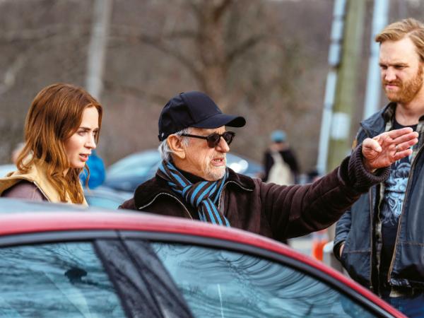 79-letni Steven Spielberg oraz Emily Blunt i Wyatt Russell na planie „Dnia objawienia”