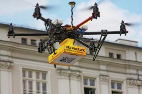 Parada Robotów – Droniada w Krakowie. Z Rynku Głównego poderwał się do lotu heksakopter z podwieszoną paczką Inpostu.