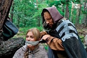 Na ekranie jest, jak na średniowiecze (nawet późne), zdecydowanie za czysto i za jasno, jednak tym, co bardziej razi, są pustki na królewskim dworze i w jego okolicy.