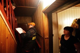 Listonosz w przedpokoju naszego domu - najbardziej znajomy widok. Ta fotograficzna opowieść wykracza poza próg.