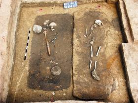 Grób wojownika pochowanego z dwiema kobietami (na zdjęciu widać szkielet jednej z nich).