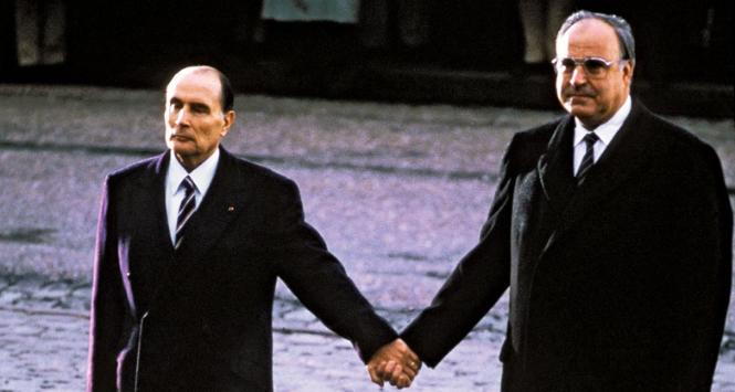 Francuski prezydent François Mitterrand i niemiecki kanclerz Helmut Kohl pod Verdun, 1984 r.