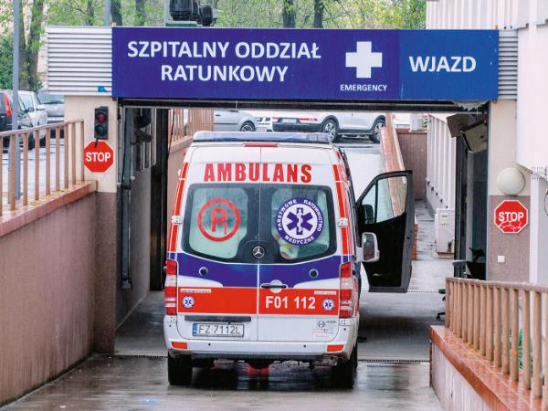 Finansowa kroplówka chorego publicznego lecznictwa jednak nie uleczy. Potrzebna jest poważna operacja.