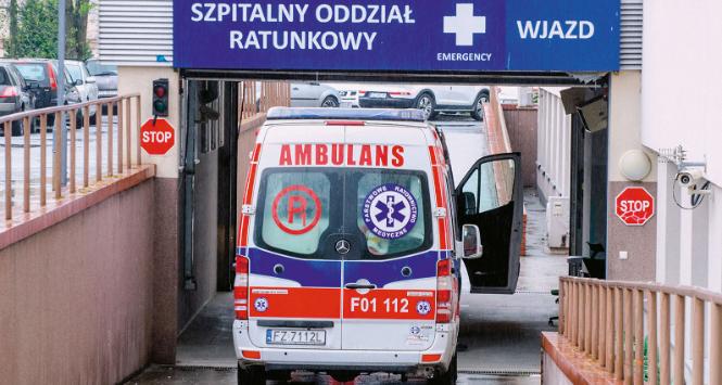 Finansowa kroplówka chorego publicznego lecznictwa jednak nie uleczy. Potrzebna jest poważna operacja.