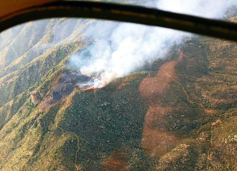 Zdjęcie lotnicze pożaru szalejacego na wzgórzach okalających miasteczko Yarnell.
