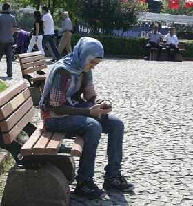 Stambuł to miasto kontrastów, połączenie tradycji z nowoczesnością. A nastolatki w modnych, obcisłych dżinsach i hidżabach na głowie są najlepszym tego przykładem.