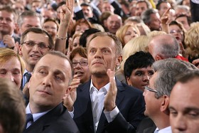 Donald Tusk - wydaje się, że przez cały wieczór duszę miał chyba na ramieniu. No ale udało się.