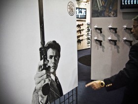 „Już wiesz, czemu mówią na mnie „Brudny” Harry. Jestem od brudnej roboty”. To zdanie Clint Eastwood wypowiedział w filmie 40 lat temu. W międzyczasie Eastwood i jego filmowy kompan - magnum 44 - stali się ikonami popkultury.