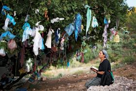 Żydówka przy grobie Jonathana ben Uzziela czyta specjalną modlitwę dla pragnących wyjść za mąż.