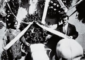 Lech Wałęsa z żoną Danutą składają wieniec w hołdzie poległym stoczniowcom, wczesne lata 70.
