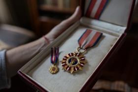 Oczywiście wiedział, jak wielu ludziom nie podoba się jego pozycja. On zwykle stał pośrodku. Nie był zagorzałym komunistą i nigdy nie przeszedł do opozycji. Nie wstąpił do partii, więc rozczarowany nie mógł rzucić legitymacją.