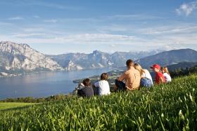 Traunsee – przede wszystkim sport Wiejące nad Traunsee wiatry i spora powierzchnia sprawiają, że jest ono atrakcyjnym celem dla miłośników żeglowania. Przyjeżdża się tu zresztą również dla innych sportów wodnych, jak nurkowanie i surfing. Na brzegach czeka wiele ciekawych atrakcji przyrodniczych: od łagodnych plaż po pionowe ściany skalne. Natomiast do lokalnych przysmaków należy ryba podobna do sielawy, Coregonus danneri, występująca wyłącznie w jeziorze Traunsee.