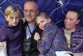 Ksiądz Andrzej zajmuje się obecnie 400 nieuleczalnie chorymi, a także setką dzieci po stracie.