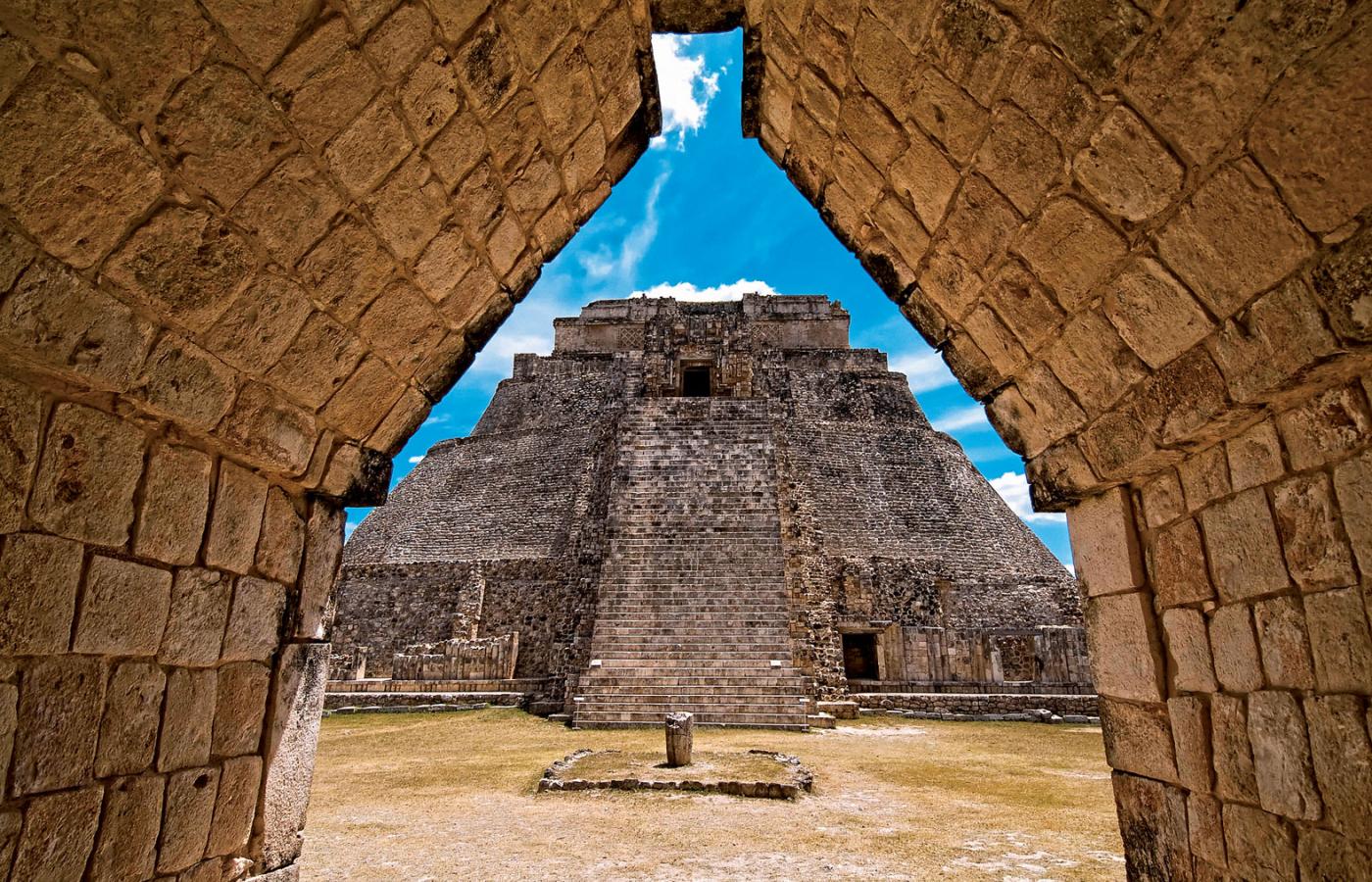 Piramida Czarownika, piramida schodkowa położona w starożytnym mieście Majów Uxmal w stanie Jukatan w Meksyku.