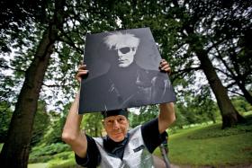 Pierwsze ujęcia do filmu powstawały w 2015 r. w pałacu w Ostromecku podczas II festiwalu surrealizmu „Oko nigdy nie śpi”. Portret Warhola trzyma Grzegorz Pleszyński, członek grupy Czarny Karzeł.