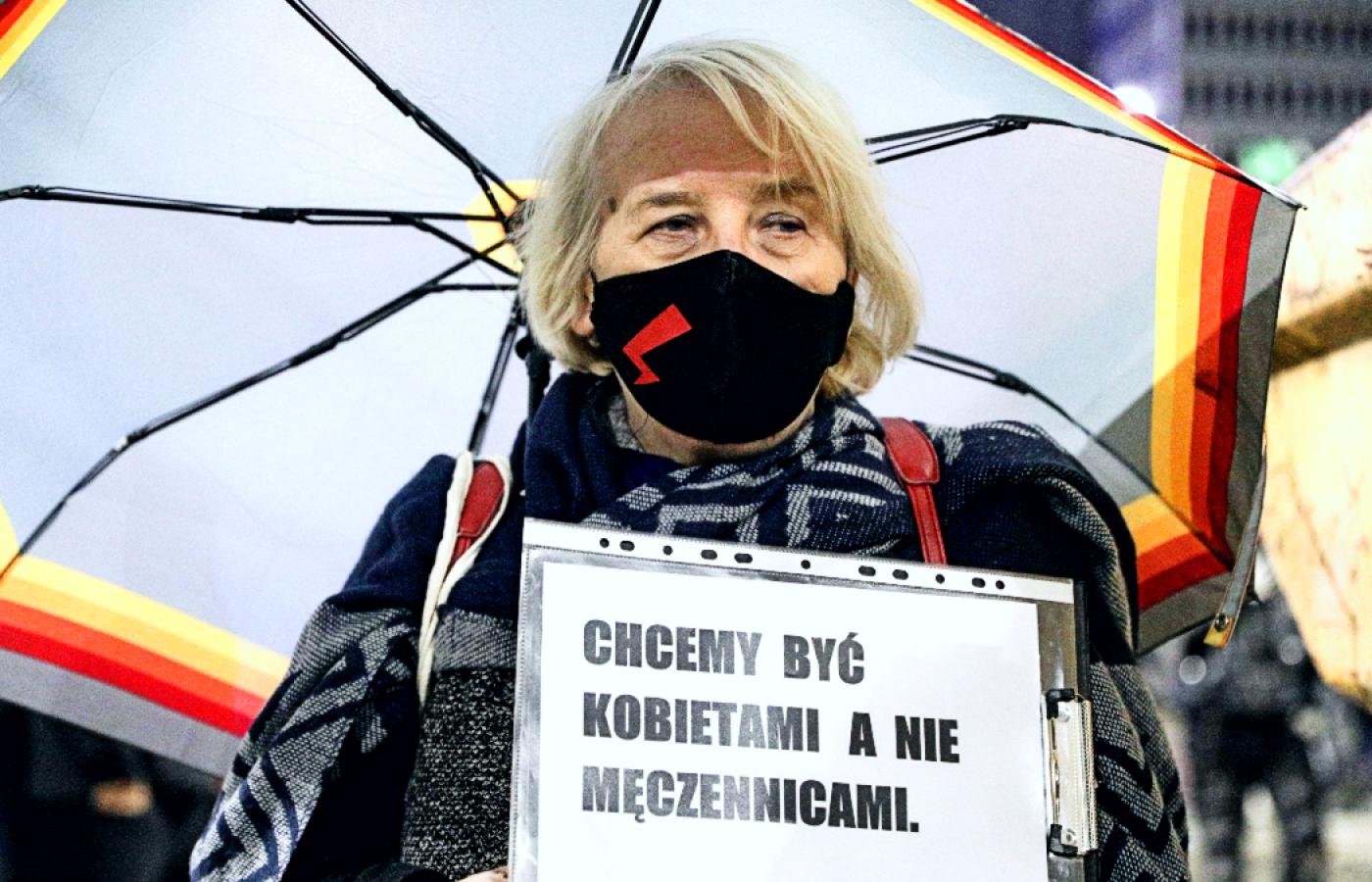Warszawa. Protest w rocznicę zakazującego aborcji wyroku TK Julii Przyłębskiej