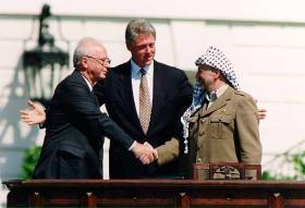 Icchak Rabin, Bill Clinton i Jaser Arafat w Oslo, 1993 r.