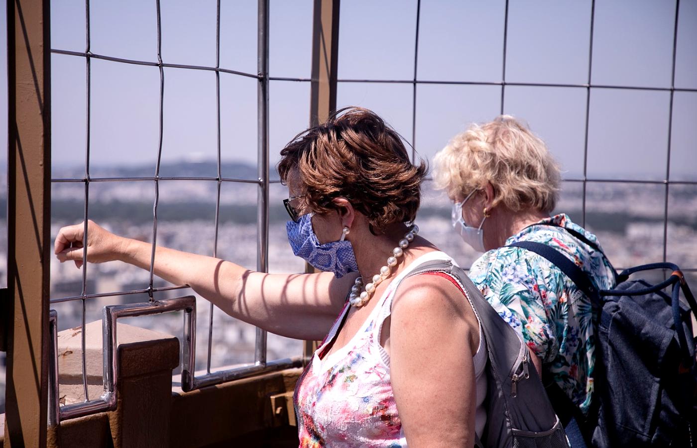 Turystki na wieży Eiffela