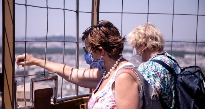 Turystki na wieży Eiffela