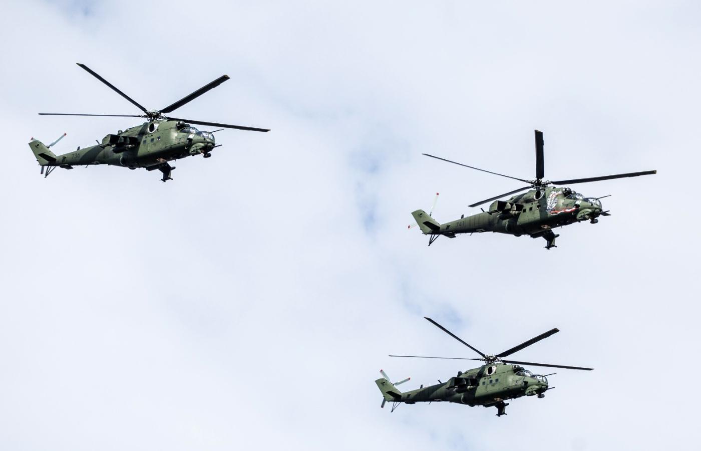 Śmigłowce Mi-24 podczas parady wojskowej w Warszawie 15 sierpnia 2018 r.