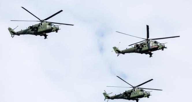 Śmigłowce Mi-24 podczas parady wojskowej w Warszawie 15 sierpnia 2018 r.