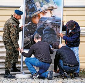 Ze względu na nadszarpniętą reputację („harcerze Macierewicza”) WOT skrupulatnie pracują nad wizerunkiem medialnym. A kto lepiej ociepli wizerunek niż kobieta w mundurze?