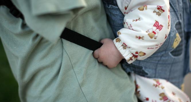 Osoba niewidoma, żeby nakarmić dziecko, musi mieć z nim kontakt fizyczny.