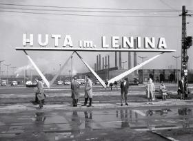 Nowa Huta, druga połowa lat 60. Przystanek autobusowy na placu przed hutą.