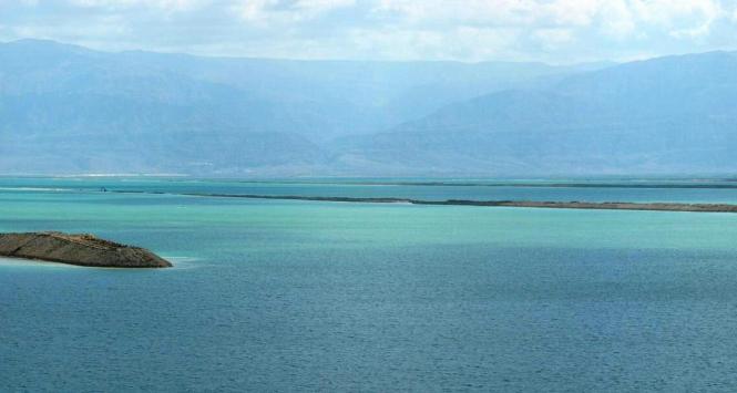Morze Martwe wciaż sie kurczy. W ciągu 20 lat tafla wody opadła o 20 m.