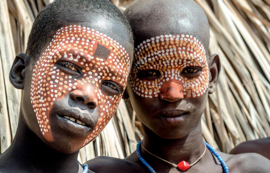 Plemię Arbore z Etiopii wykorzystuje glinkę do malowania twarzy.