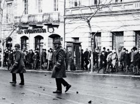 Krakowskie Przedmieście w pobliżu bramy Uniwersytetu Warszawskiego, 8 marca 1968 r.