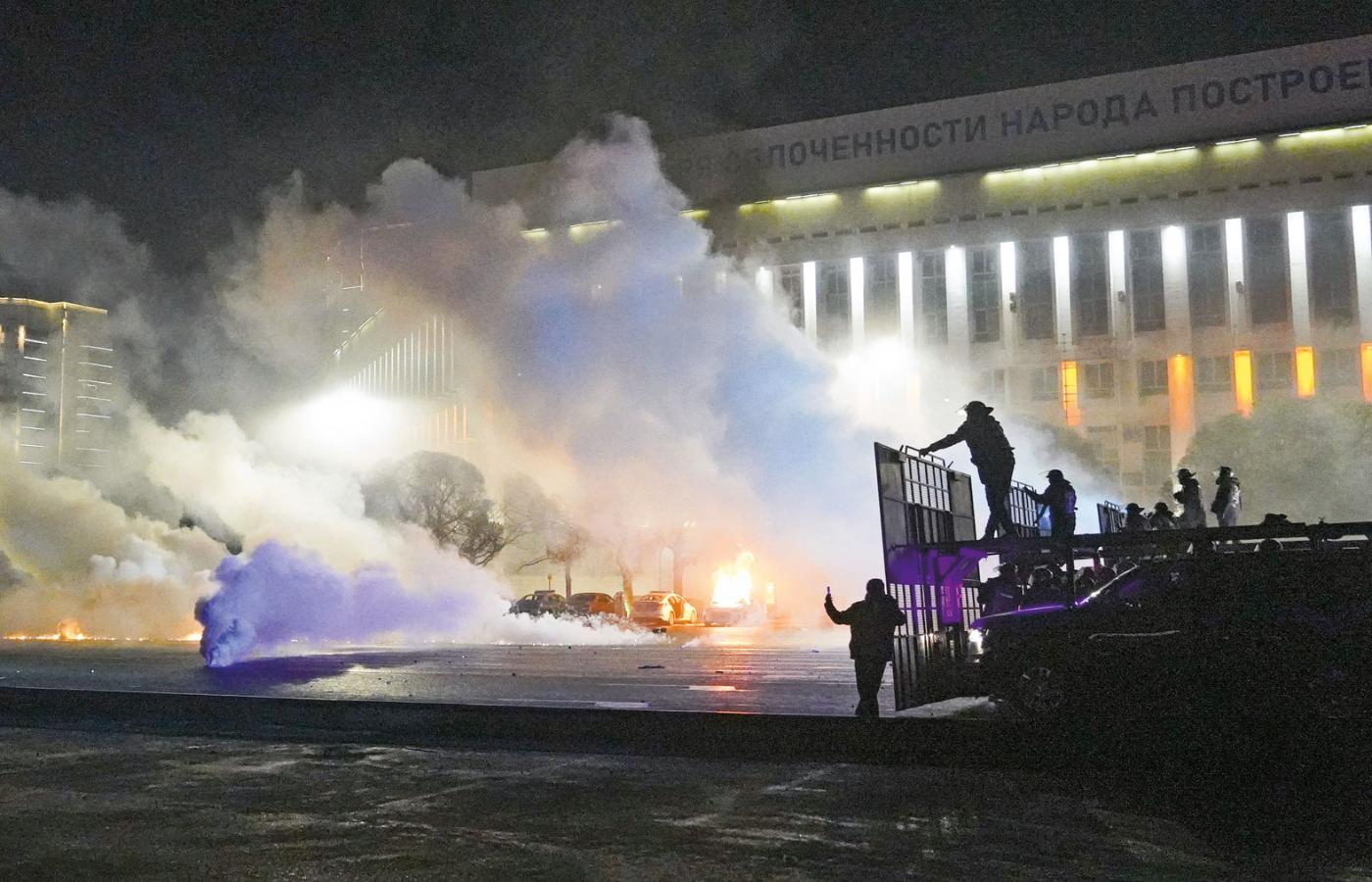 Fala protestów trwa od 2 stycznia. Na fot.: płonący budynek w Ałmaty.
