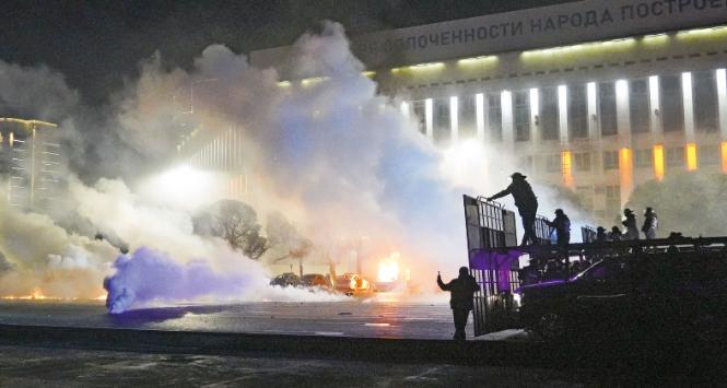 Fala protestów trwa od 2 stycznia. Na fot.: płonący budynek w Ałmaty.