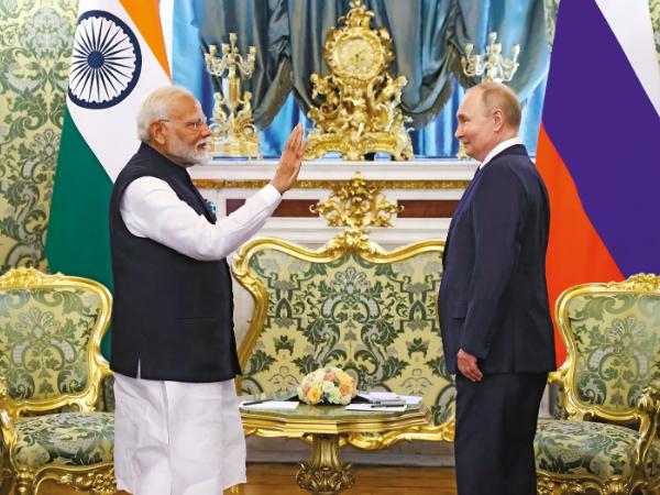 Narendra Modi u Władimira Putina na Kremlu w lipcu 2024 r. To Indie mają przewagę w stosunkach z Rosją.