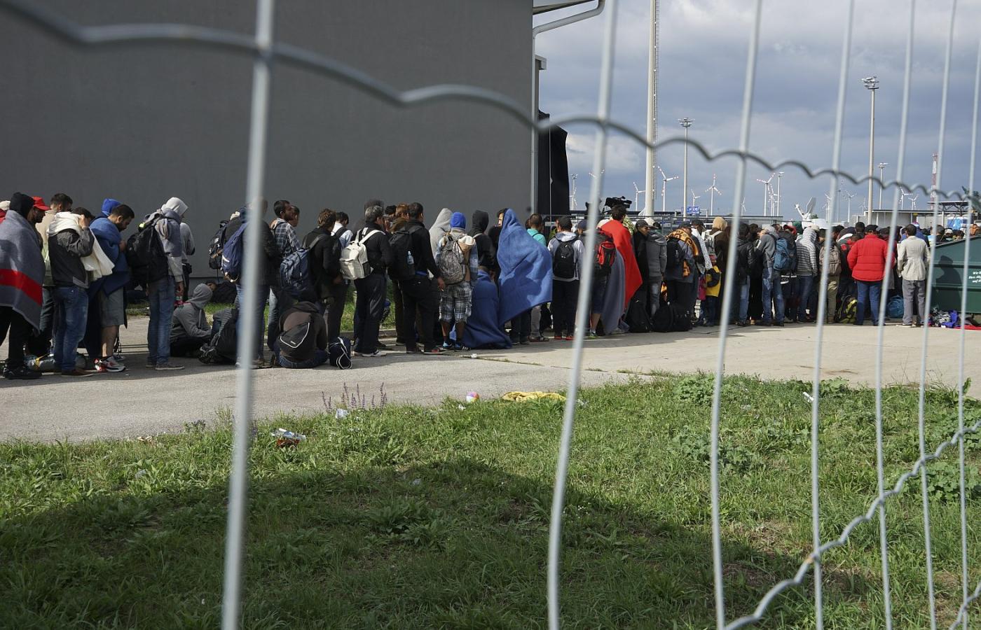 Kolejka uchodźców z Syrii na granicy węgiersko-austriackiej.