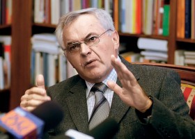 Faworytem Platformy jest 58-letni Janusz Wrona, profesor Uniwersytetu Marii Curie-Skłodowskiej z Lublina.